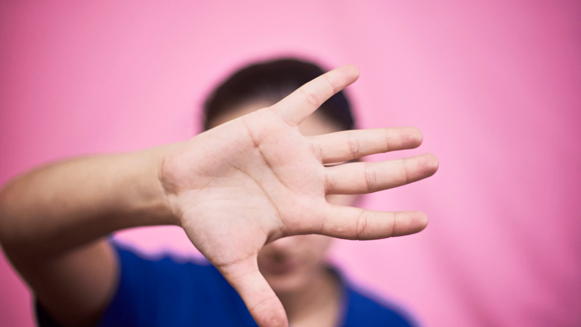 Violenza economica, sei segnali per riconoscerla