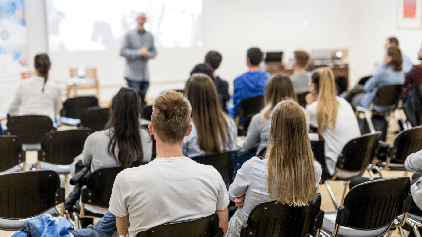Università e Finanza Etica: cosa succede quando contenuti scomodi, domande radicali e strumenti di analisi indipendenti entrano negli atenei?